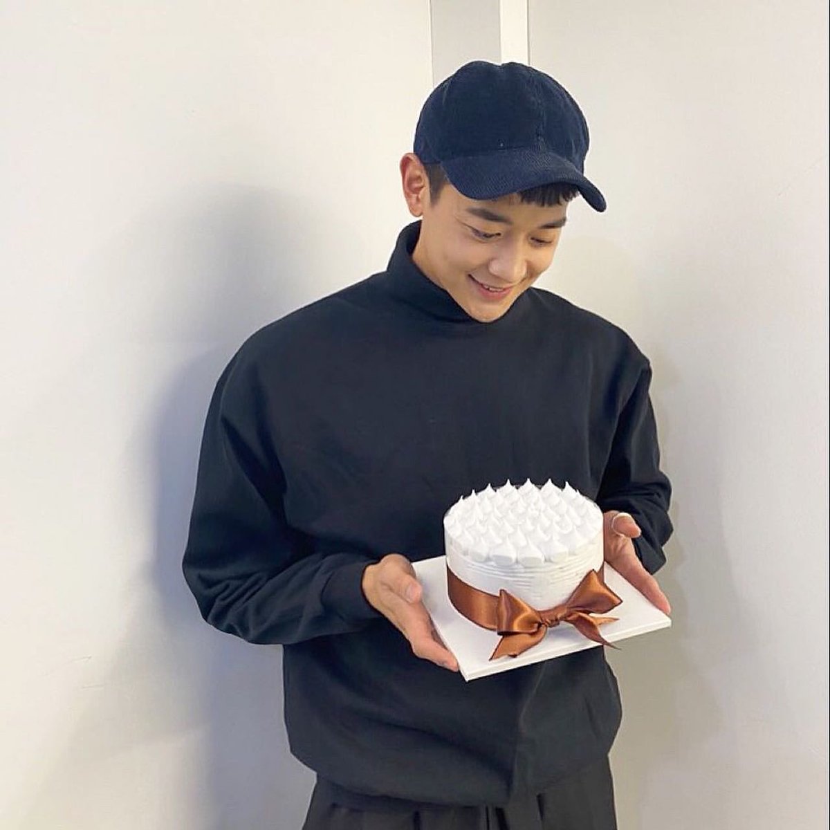 choisource's tweet photo. Happy birthday to one of the best most talented person ever Choi Minho!! Hope u have the best day ever and eats lot of cake!! we love uu🤍🤍
#머선129_민호의_생일이라구
#HappyMINHODAY_1209 https://t.co/MVkSI3VvO6