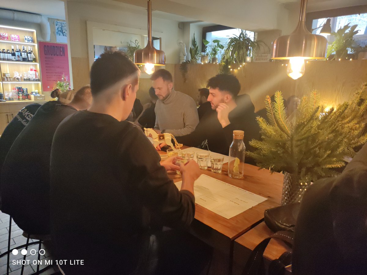 ZAKSAofficial's tweet photo. Wyczerpani muzykowaniem 😋🥳 skorzystaliśmy z zaproszenia naszych przyjaciół z #HardBeans i wyskoczyliśmy na najlepszą kawę w @miasto_opole do Kofeina 2.0 ☕💕Dzięki za gościnę #ZAKSAfamily https://t.co/xyVcUkQdBH