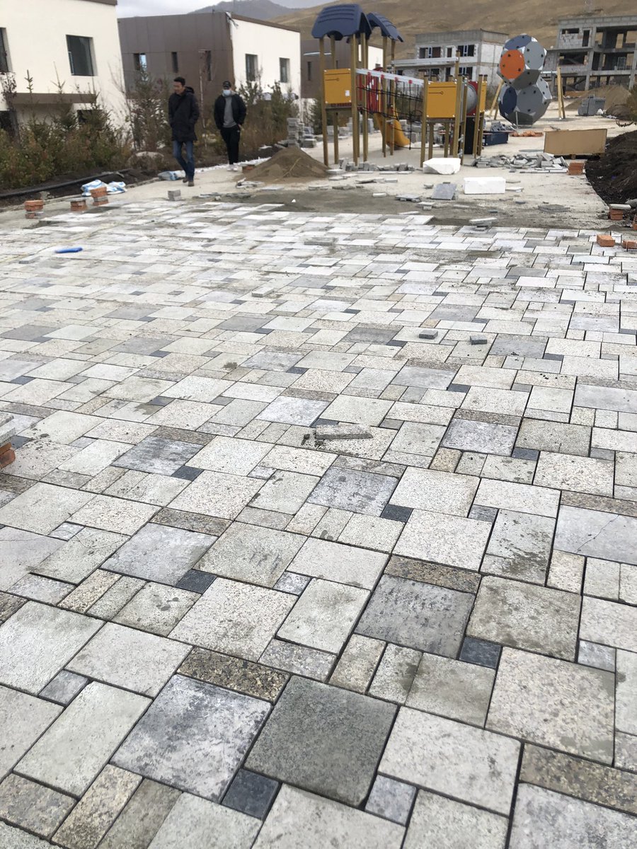 Гадна явган зам талбайг арай бүтээлч хийж үзлээ. Хийхэд ажиллагаа ихтэй ч хараа булаам өнгөлөг. <a href="/khangainchuluu/">Khangain Chuluu</a>