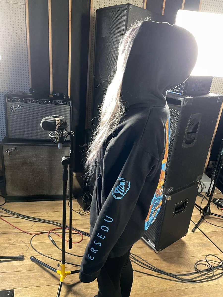 ignea_band's tweet photo. Warm, bold, comfy 😌 These are some of the words that people from all over the world say about our hoodies when they receive them 🙌
The XL size is already out of stock. And there are not many left in other sizes...
https://t.co/GtDLeUUWpt https://t.co/XjpyHqiQ2v