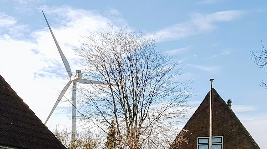 HaagseWW's tweet photo. @joost_groot Deze molen is eind december 2016 door de @GemeenteDenHaag - zonder omwonenden daarover te informeren - pal naast een woonwijk op de grens met buurgemeente Leidschendam-Voorburg geplaatst. De dichtstbijzijnde woningen staan op zo'n 320 m. van de 155 m. hoge 'Lawaaipaal'. https://t.co/m01MANCem2