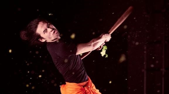 CCPereQuart's tweet photo. Hey #cívics! Encara sou a temps de fer la vostra inscripció per l'espectacle "AM I BRUCE LEE" el 10/12 a les 19 h.  No t'ho perdis! 🎎 #cultura #espectacle #teatre #dansa #comunitatdigital @CcivicsBCN @bcncultura @BCN_LesCorts @BcnDCultural/ Inscriu-te: https://t.co/AKl0JeHPYR https://t.co/Gw4YYA9vZS