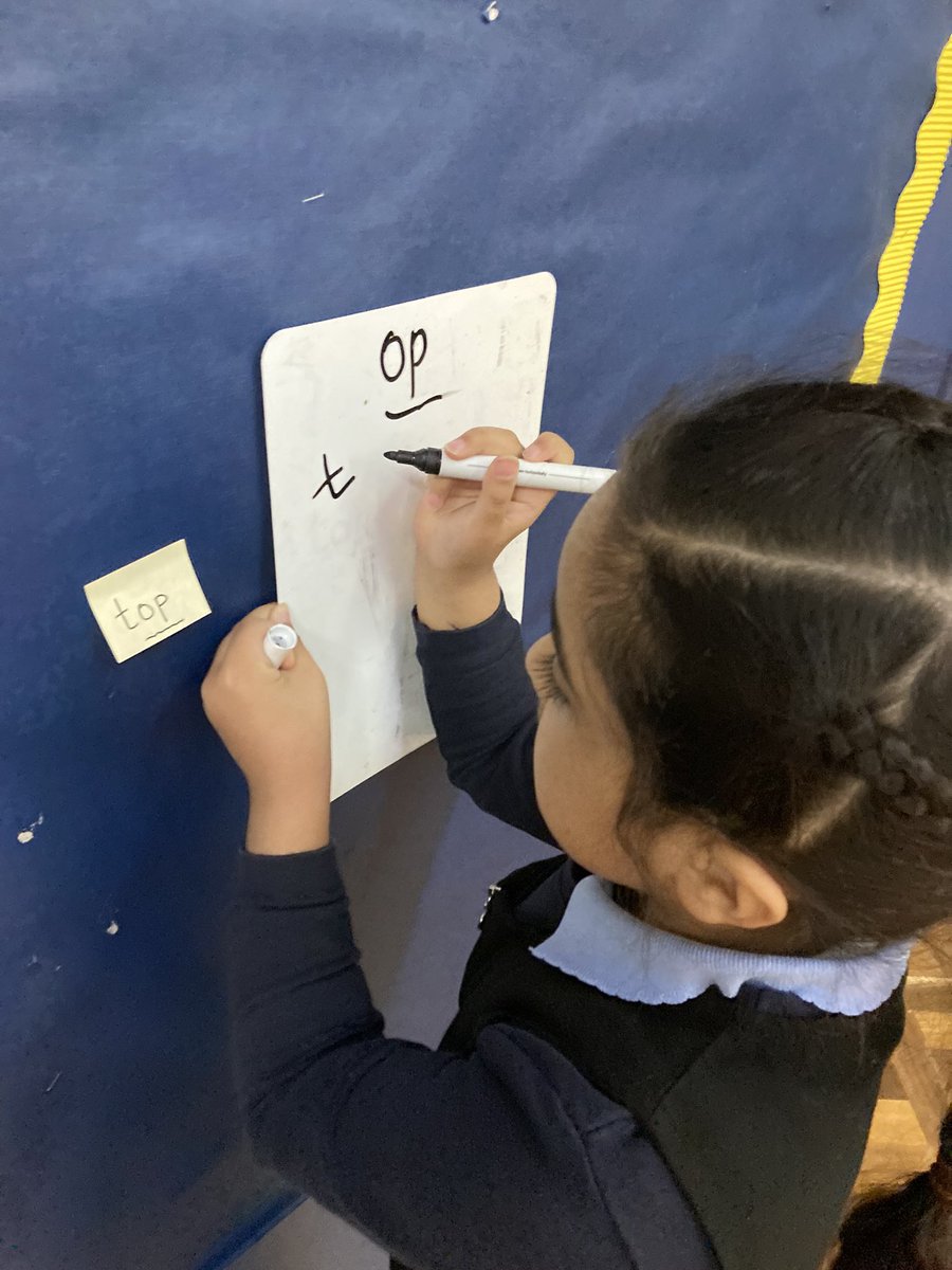 ibroxprimary's tweet photo. This morning we were elf spyβs. We had to look for our group of spelling words that were hidden around the hall #SpellingFun π‘ π§ββοΈπ§ https://t.co/UmHt3MILiN