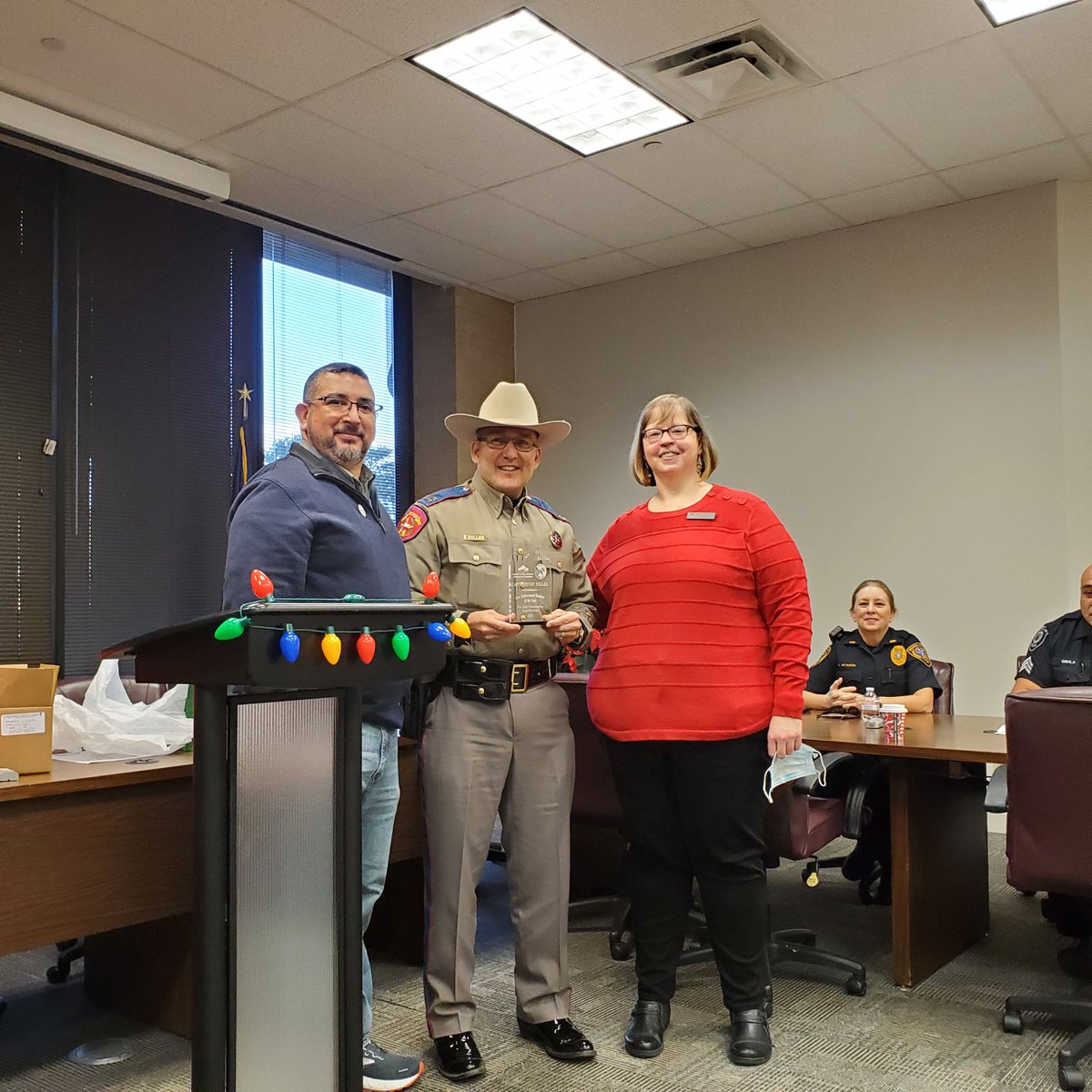 FridayAdapt's tweet image. Our FRIDAY adjunct &amp;amp; Task Force Chair, Mike Davis &amp;amp; @SACADATexas Coalition Coord. Vicki Thomas, present the Bexar Co. DWI Task Force LE Officer of the Year award to Capt. Tellez. Thank you all for keeping our Texas roads safe 💙 #EndTheStreakTx