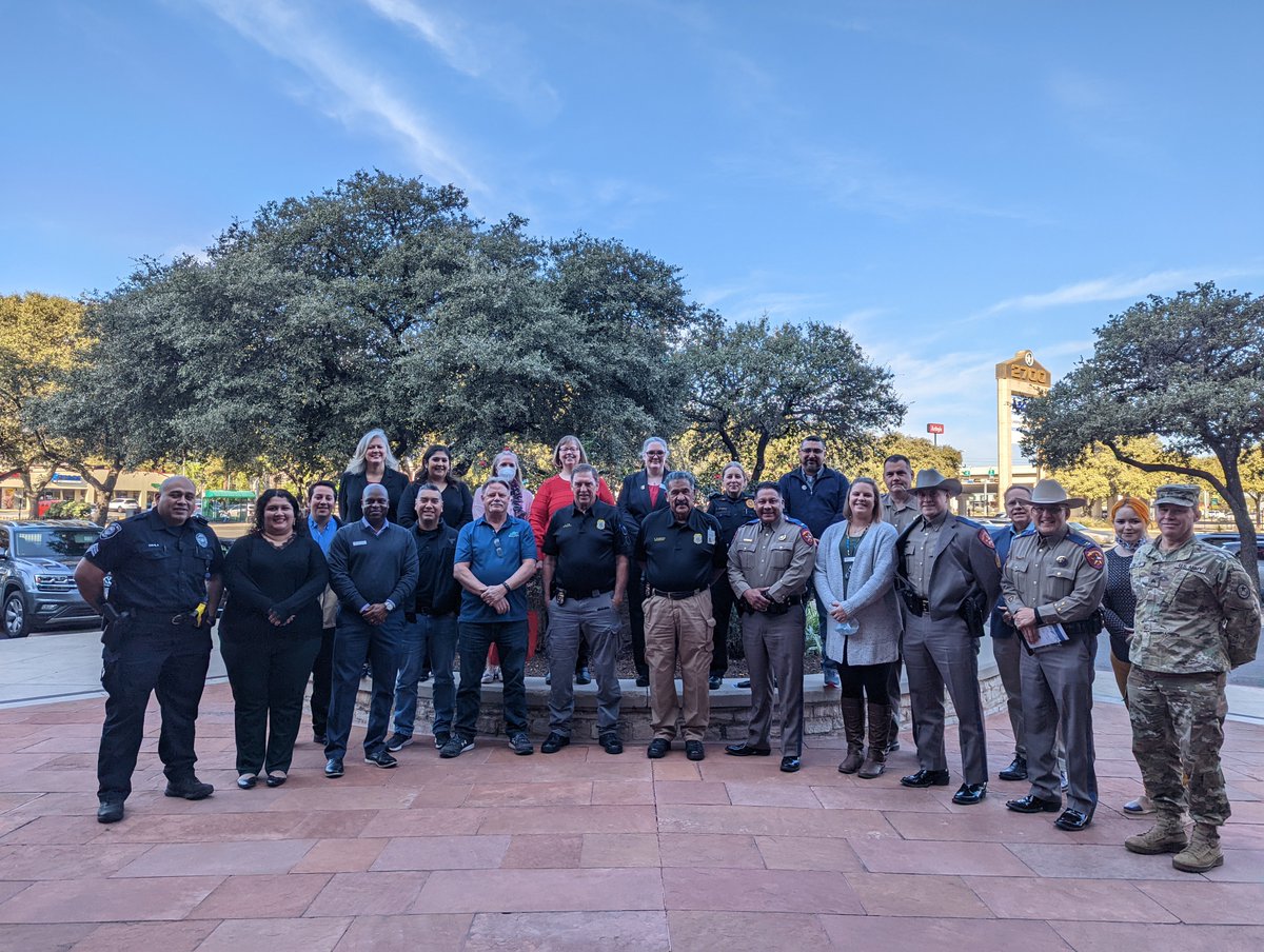 FridayAdapt's tweet image. Our FRIDAY adjunct &amp;amp; Task Force Chair, Mike Davis &amp;amp; @SACADATexas Coalition Coord. Vicki Thomas, present the Bexar Co. DWI Task Force LE Officer of the Year award to Capt. Tellez. Thank you all for keeping our Texas roads safe 💙 #EndTheStreakTx