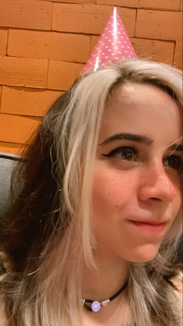 funsmoon's tweet photo. parabéns mara!

que você tenha um ótimo dia meu amor e aproveite seu aniversário <3
@MoonKase https://t.co/XZg1rTOiWc