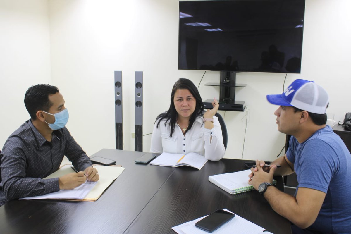 guanta_alcaldia's tweet photo. Con el fin de ejecutar acciones concretas que nos conlleven al buen funcionamiento de las direcciones pertenecientes a la #AlcaldiaDeGuanta la alcaldesa Natali Bello, se reunió con los directivos del municipio  portuario para dar respuesta a nuestra gente.
#GuantaPorLaRenovación https://t.co/TUC6uo8SfG