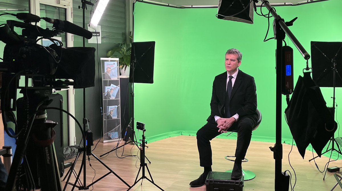 montebourg's tweet photo. Je m’adresserai aux Français dans quelques heures. https://t.co/eNq2i7lNJK