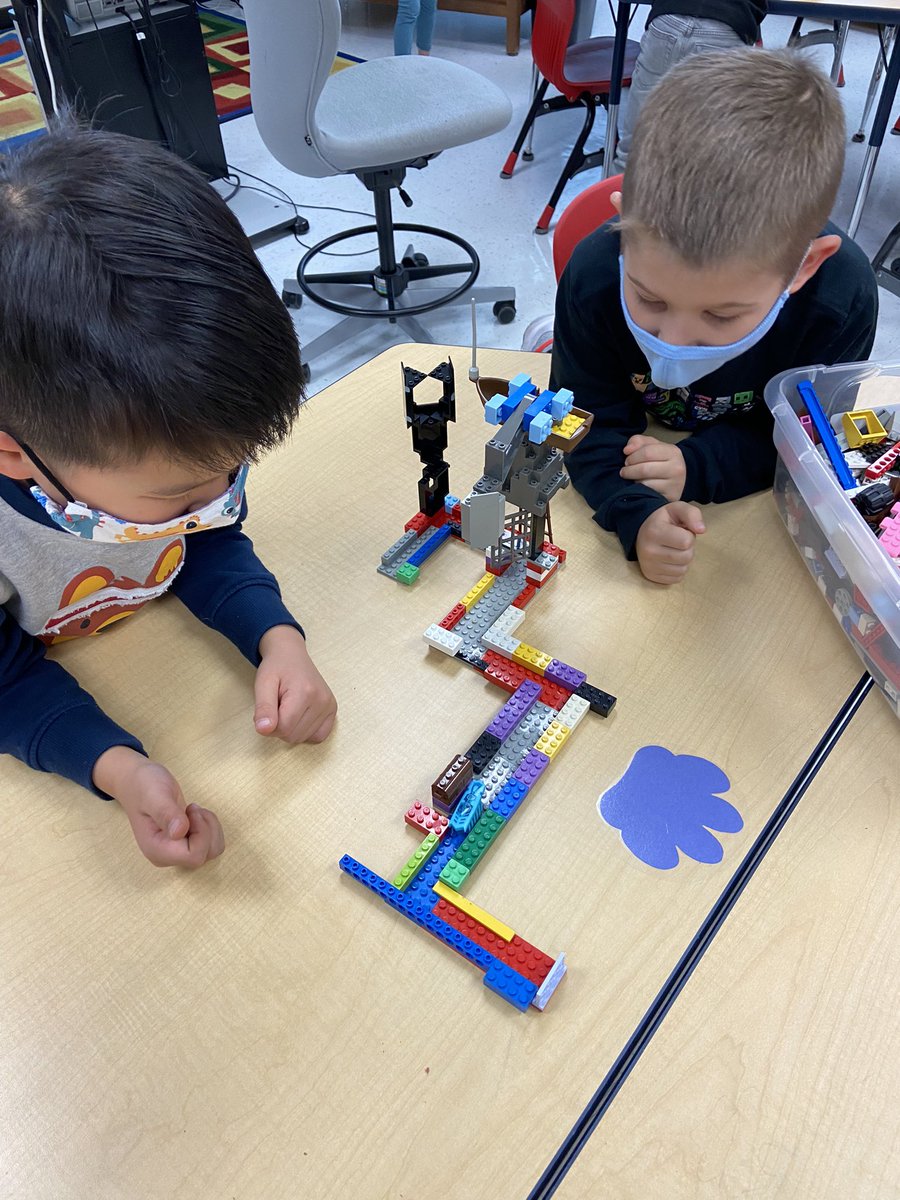 stemcurun's tweet photo. 1st graders had a great time making LEGO mazes for our Hex Bugs!#STEAM #LEGO #hexbug @stemcurun @CubRunFCPS https://t.co/XZyJQIsl11