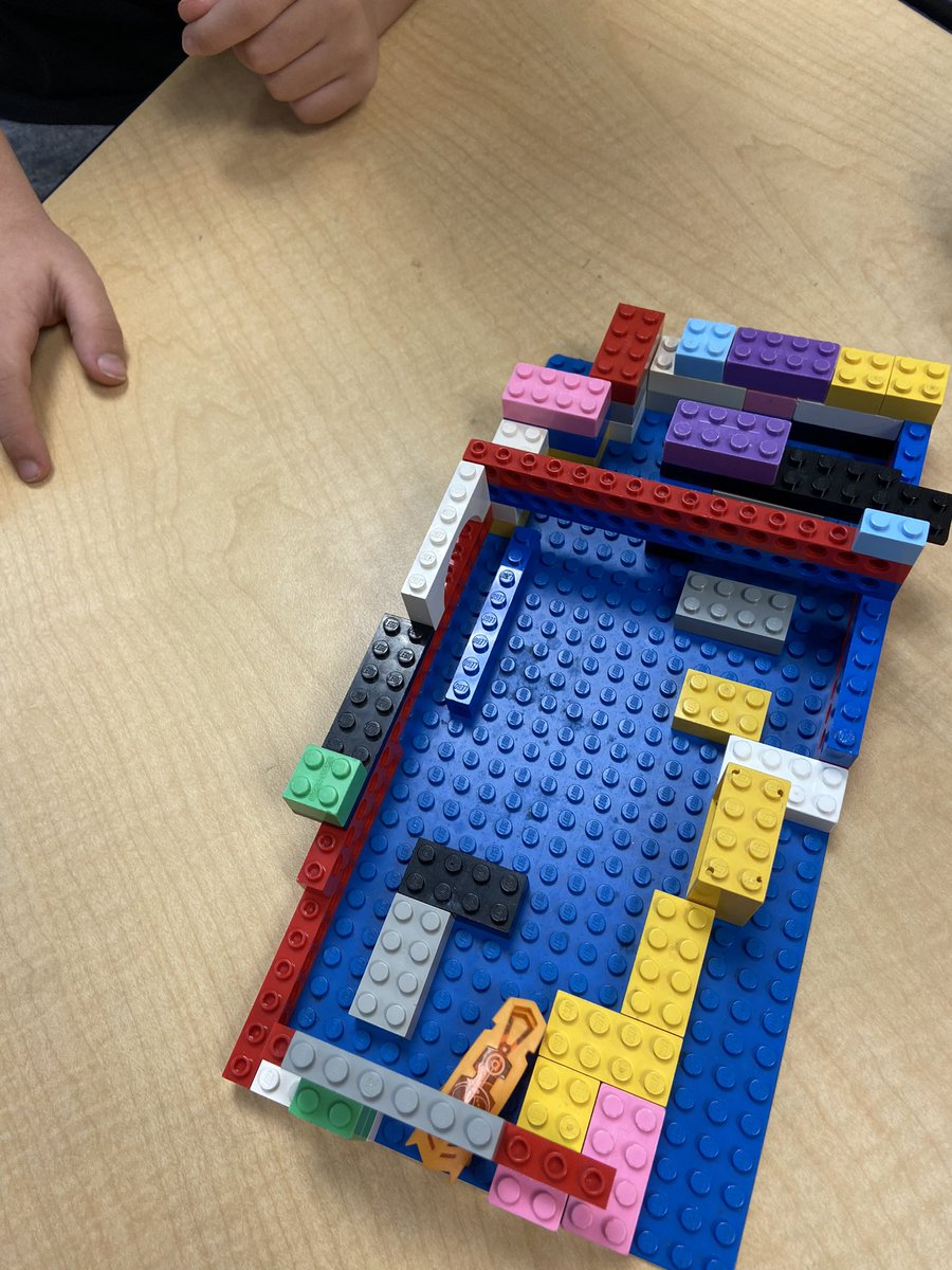 stemcurun's tweet photo. 1st graders had a great time making LEGO mazes for our Hex Bugs!#STEAM #LEGO #hexbug @stemcurun @CubRunFCPS https://t.co/XZyJQIsl11