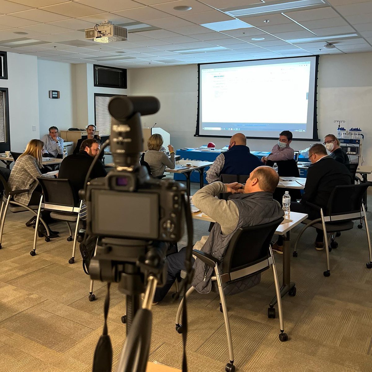 microaire's tweet photo. The best sales professionals in the business. Refreshing the knowledge base and sharing their wisdom. 🙌#thankypu #bestinthebiz

📸 https://t.co/7zL0Zd3YOp https://t.co/tnnEUKs2hI