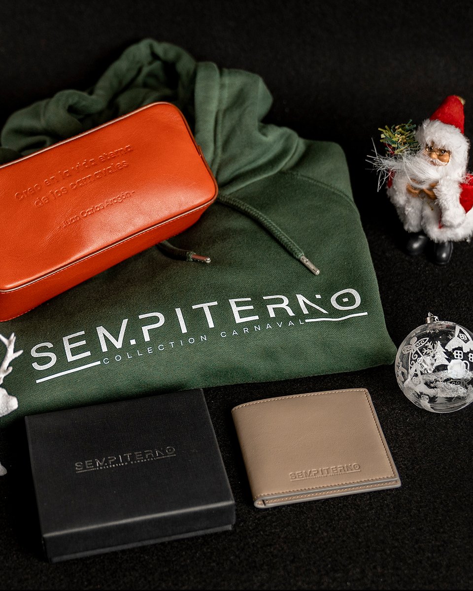 ¡Regala carnavales, regala sensación! Las frases de los mejores autores del Carnaval de Cádiz en la colección de ropa y accesorios de @sempiternocc  🎭👕👝❤️ #RegalaCarnaval #regalaSempiterno

✅ Puedes comprar todos los productos en su tienda online: sempiternocollection.com