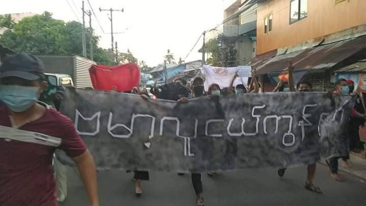 AungHsuwai's tweet photo. Despite junta’s crackdown,  "Burmese Youth Network" from Yangon staged protest against the genocide Military dictators in Hlaing Township.  #Endlmpunity #WhatsHappeningInMyanmar #Dec8Coup https://t.co/O9WVMxo5Xj