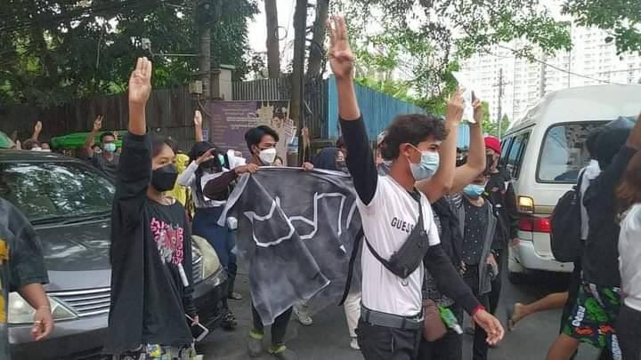 AungHsuwai's tweet photo. Despite junta’s crackdown,  "Burmese Youth Network" from Yangon staged protest against the genocide Military dictators in Hlaing Township.  #Endlmpunity #WhatsHappeningInMyanmar #Dec8Coup https://t.co/O9WVMxo5Xj