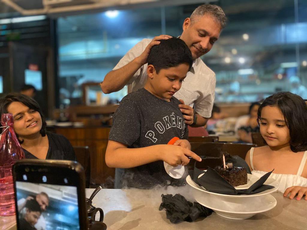 VinayAr51121324's tweet image. शौर्य चक्र विजेता ग्रुप कैप्टन वरुण सिंह जी अब भी जिंदगी की जंग लड़ रहें है ईश्वर से प्रार्थना है  स्वस्थ होकर जल्द लौटें। 

#ARMY #ArmyChopper #ArmyChopperCrash #varunsingh