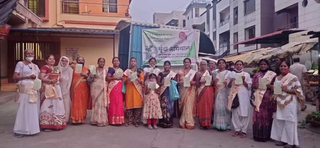 Amdmum's tweet photo. #मालेगांव 

Sant Shri Asharamji Bapu द्वारा प्रेरित महिला उत्थान मंडल मालेगांव की बहनों द्वारा पुणे लोहेगाँव में वृंदा(घर-घर तुलसी लगाओ) अभियान के अंतर्गत तुलसी के पौधे बाँटे गए ।
Sant Shri Asharamji Bapu
Tulsi Pujan Diwas
#25Dec_तुलसी_पूजन_दिवस

https://t.co/6HwvtxNjxz https://t.co/zjeCDh9AhT
