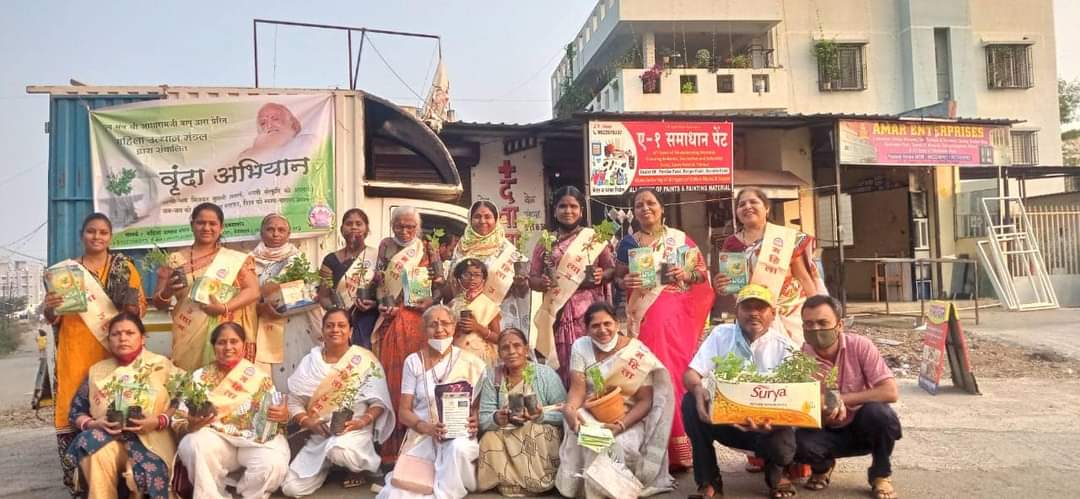 Amdmum's tweet photo. #मालेगांव 

Sant Shri Asharamji Bapu द्वारा प्रेरित महिला उत्थान मंडल मालेगांव की बहनों द्वारा पुणे लोहेगाँव में वृंदा(घर-घर तुलसी लगाओ) अभियान के अंतर्गत तुलसी के पौधे बाँटे गए ।
Sant Shri Asharamji Bapu
Tulsi Pujan Diwas
#25Dec_तुलसी_पूजन_दिवस

https://t.co/6HwvtxNjxz https://t.co/zjeCDh9AhT