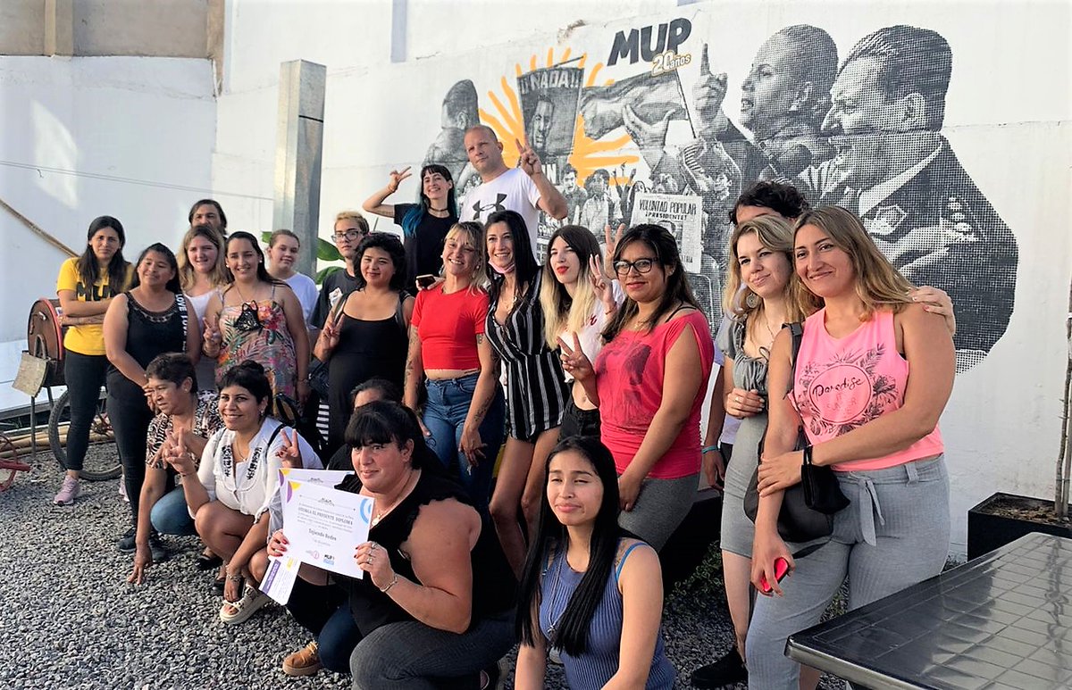 MUPLaPlata's tweet photo. 💚 Nuestro frente de Feminismos y Disidencias cerró un año de mucha sensibilización, muy productivo, entregando certificados a compañer@s de #LosHornos https://t.co/P3o1uzolKa