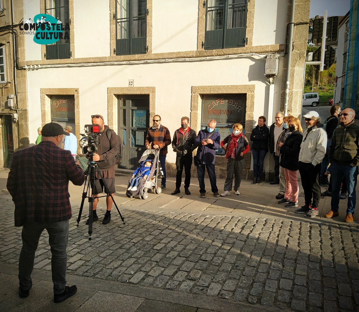 CompostelaSomos's tweet photo. 📸 Algunhas imaxes do #MicroeventoCINE, no roteiro do director Alfonso Zarauza polas localizacións compostelás máis senlleiras do seu filme Encallados.
👉 O sábado lanzamos o vídeo completo do roteiro!
🎁 Seguide retuiteando o 1º vídeo deste microevento para entrar no sorteo! https://t.co/Pd1QJGRhAk