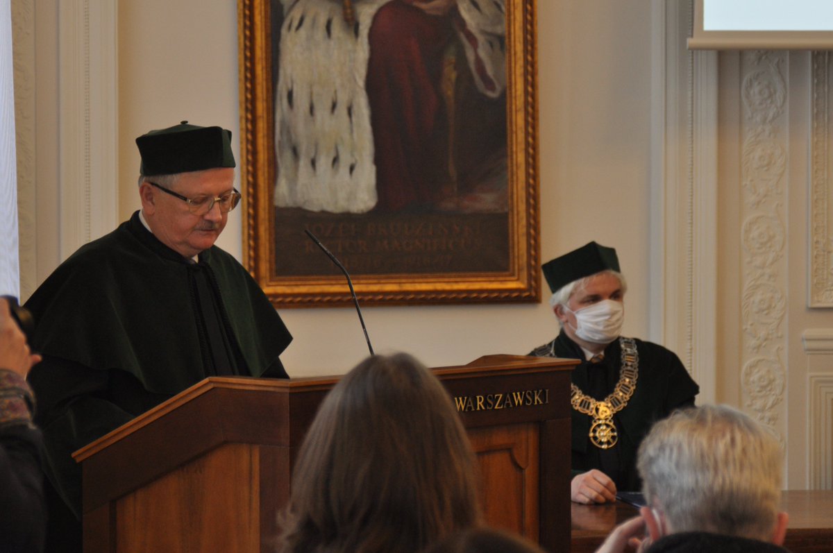 CFCBUW's tweet photo. Seminar award of the Honoris Causa Doctorate by the 
@UniWarszawski
 to prof. Jacek Klinowski 
@Cambridge_Uni @ChemistryUW 
#DoktoratHonorisCausa #chemia #badania #chemistry #research #chemical #university https://t.co/XAjkoTf01U