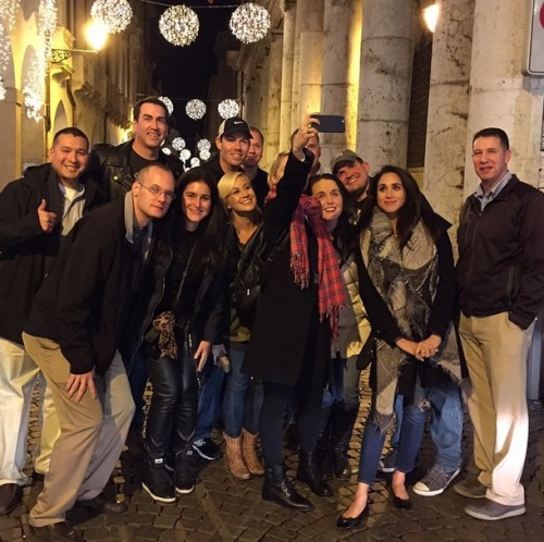 fellintodianna's tweet photo. Also in 2014, @meghanmarkle posted this photo captioned "Our motley crew for the @usotour. In the best company to thank the very best people I can think of! Thanks to our troops for all that you do! With @kelliepickler @robriggle @diannagron #dougfister #USO #usa ๐บ๐ธ #proud" https://t.co/ZnCUVLI07Y