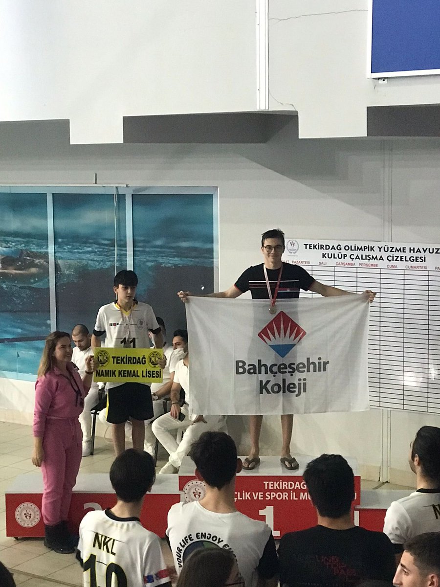 Tekirdağ İlinde 7-8 Aralıkta düzenlenen okullar arası yüzme il birinciliği yarışlarında öğrencimiz Halit Bora Cabbar katıldığı tüm branşlarda il 1. si olmuştur.
100 m. serbest 🥇
100 m. kelebek 🥇
100 m. sırt 🥇
200 m. kelebek 🥇
Öğrencimizi tebrik ederiz. 👏🏻