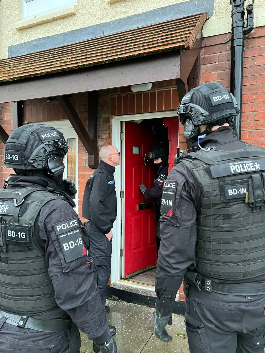 LancsPolice's tweet photo. This morning we discovered:
 
😡 A quantity of cocaine
👎 A firearm
🚫 A large amount of cannabis
💷 Over £1,100 in cash
🔪 Knives
🔨 A hammer https://t.co/kFmXmTiNip
