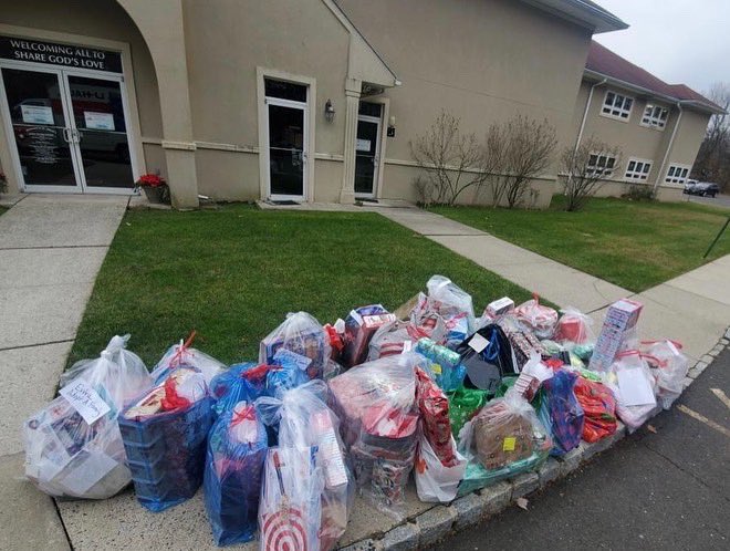 stpaulscdcnj's tweet photo. We thank the parents, administrators, parishioners, and our youngest of donors at St. Alban’s Church and Pre-School (Oakland, NJ) for ensuring a festive holiday for families this Christmas season. We are grateful. #SPCDC #AdoptAFamily #AnnualEvent #GiftGivingSeason #Grateful https://t.co/hvW6mvKH1o