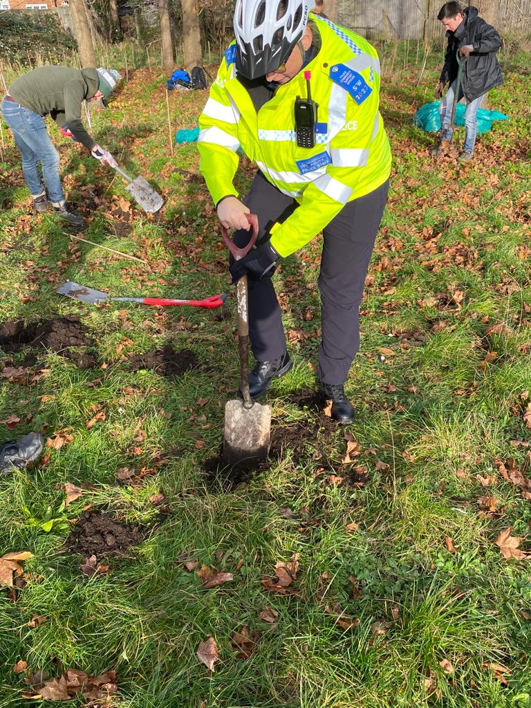 MPSCricketGreen's tweet photo. Helping Merton Council and the local community plant some trees 🌳 on Phipps Bridge this afternoon #phippsbridge #communityengagement #wildlife #treeplanting #Mitcham @MPSLongthornton https://t.co/klD7vwW1gQ