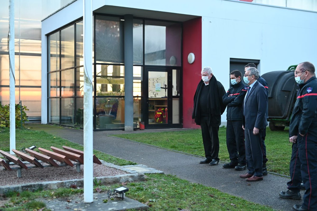 Le meilleur pour nos pompiers du <a href="/sdis27/">Sapeurs-pompiers de l'Eure / SDIS27</a> !
En visite ce matin au CIS de Louviers/Val de Reuil, j’ai pu apprécier les travaux en cours sur ce site : rénovation de la stèle, travaux dans les chambres, nouveau portail, etc.
D’autres travaux en 2022 moderniseront davantage ce centre