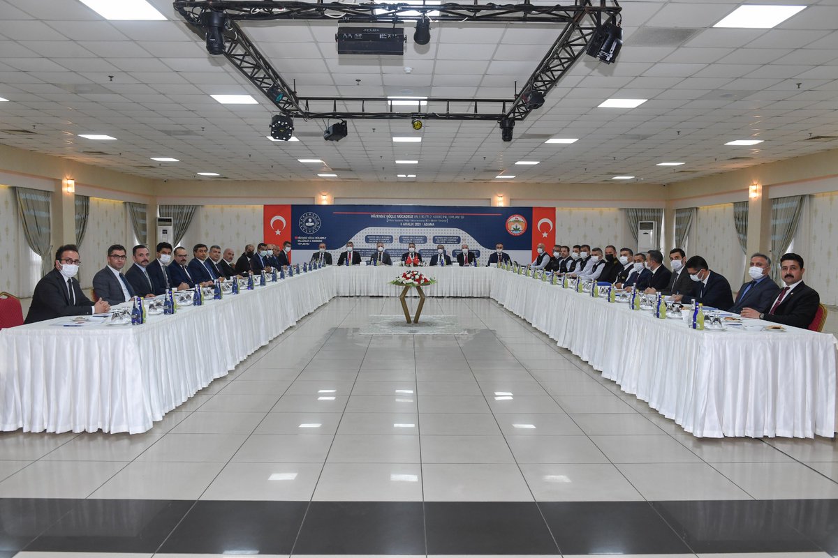 drsuleymanelban's tweet photo. Düzensiz göçle mücadelede gerçekleştirilen faaliyetleri değerlendirdiğimiz 4. Bölge Düzensiz Göçle Mücadele Koordinasyon Toplantımızı, Bölge illerimizin Valileri, İl Emniyet Müdürleri, İl Jandarma Komutanları, İl Göç Müdürleri ve ilgili yetkililerin katılımıyla gerçekleştirdik. https://t.co/DqgPw9CLlv