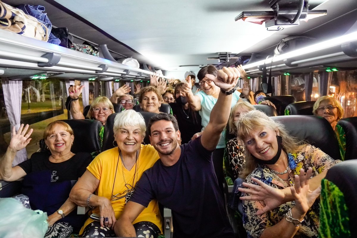 🚌 Después de mucho tiempo sin poder compartir de manera presencial, un grupo de 50 adultos mayores se fueron de viaje a Merlo a pasar unos días y divertirse juntos!

🧡 Anoche pasé a desearles que la pasen genial.

🙌 Gracias a todo el equipo de voluntarios por hacerlo posible!