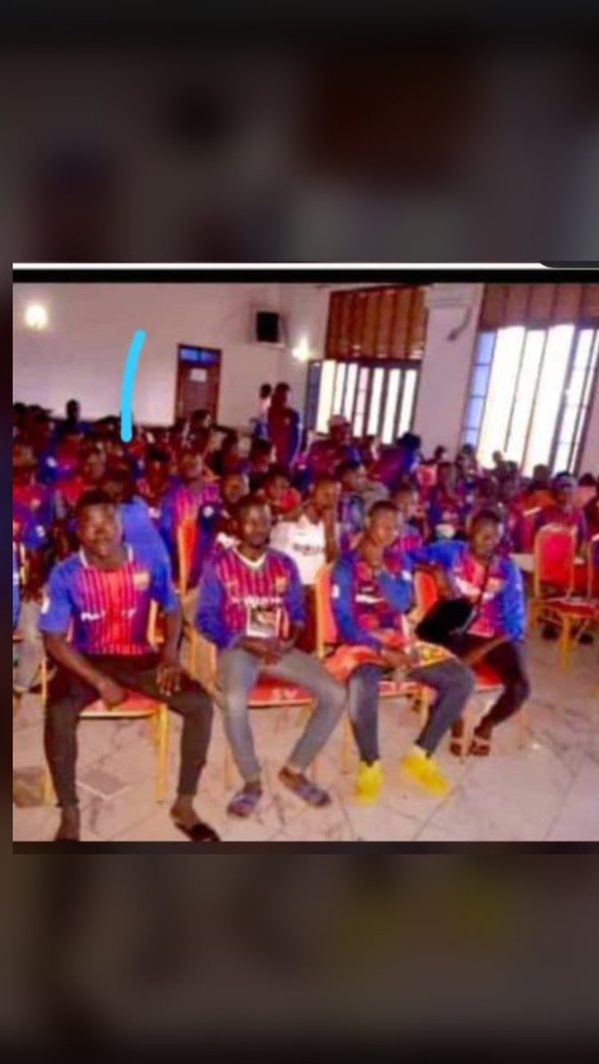 king_7evenn's tweet photo. EMERGENCY MEETING FOR BARCELONA FANS😂PRAYING FOR INTERVENTION FROM GOD TO TOUCH LEWANDOWSKI’s  HEART 😂😂😂 https://t.co/gTXTeeloDy