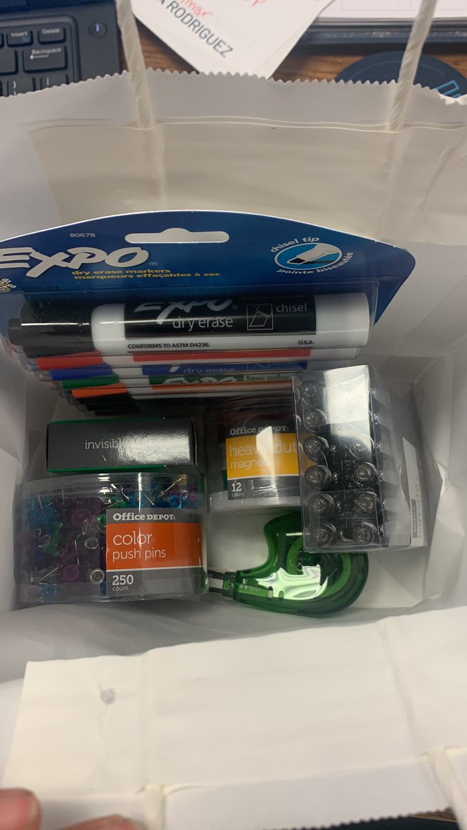 MsRodriguez5th's tweet photo. On the fifth day of Christmas my admin gave to me… a supply bag! Thank you so much for the goodies! @KeyesTigerCubs @MrJEstrada Ms. Munoz and @LilianaVillado #irvingisd https://t.co/UKCCrJd9AK
