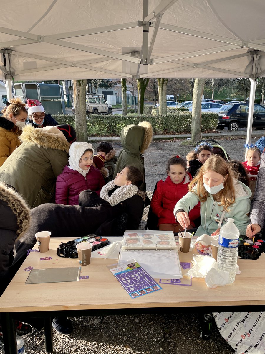 Petit_Quevilly's tweet photo. Ça bouge au quartier de la piscine 👍
Cet après-midi de nombreuses animations étaient organisées pour les familles par l'espace citoyen, le C.A.P.S. et #LogiRep. Au programme : balades en calèche et à dos d'âne, atelier maquillage, dégustation de crêpes et de chocolats chauds !😋 https://t.co/ckXqTw3uz9