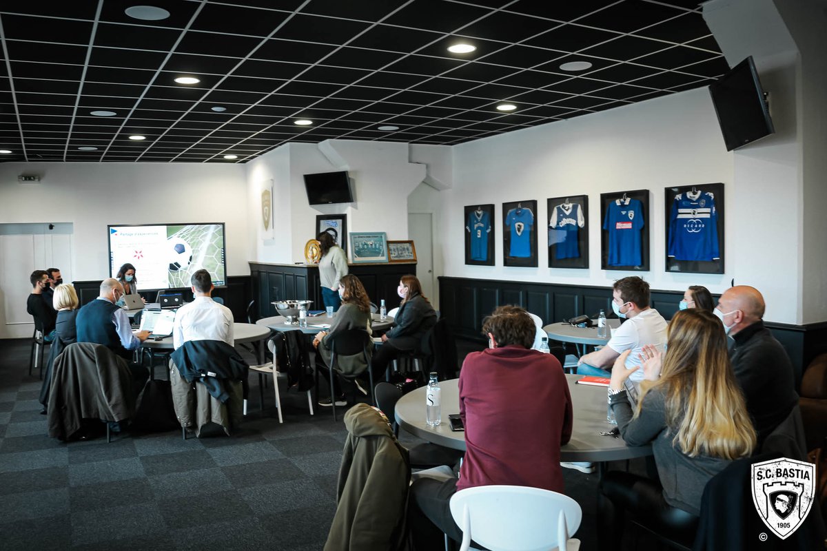 SCBastia's tweet photo. 📍 𝑺𝒕𝒂𝒅𝒆 𝑨𝒓𝒎𝒂𝒏𝒅-𝑪𝒆𝒔𝒂𝒓𝒊

Dans le cadre du développement de sa nouvelle politique RSE (Responsabilité Sociétale des Entreprises), le SCB a reçu, ce jour, une délégation de la @FFF et des représentants des clubs de National ! https://t.co/5iYnwzLXXa
