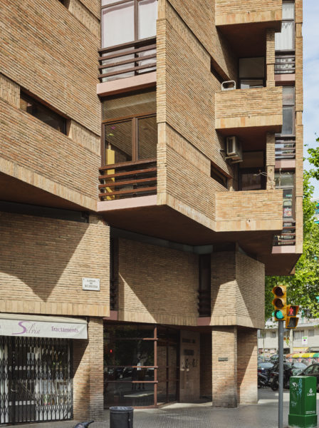 fraisku's tweet photo. #MiércolesEnladrillado
Viviendas Nicaragua-1965, Barcelona de
Ricardo Bofill Taller de Arquitectura, fundado en 1963 por arquitectos, ingenieros, sociólogos, filósofos, músicos, poetas y fotógrafos, que buscaban cambiar la arquitectura, con investigaciones y alternativas. https://t.co/sEJanDVb6q