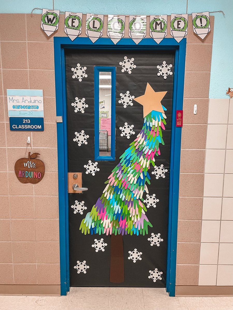MrsArduino's tweet image. A festive holiday door always makes the day better! ❄️🎄😊
