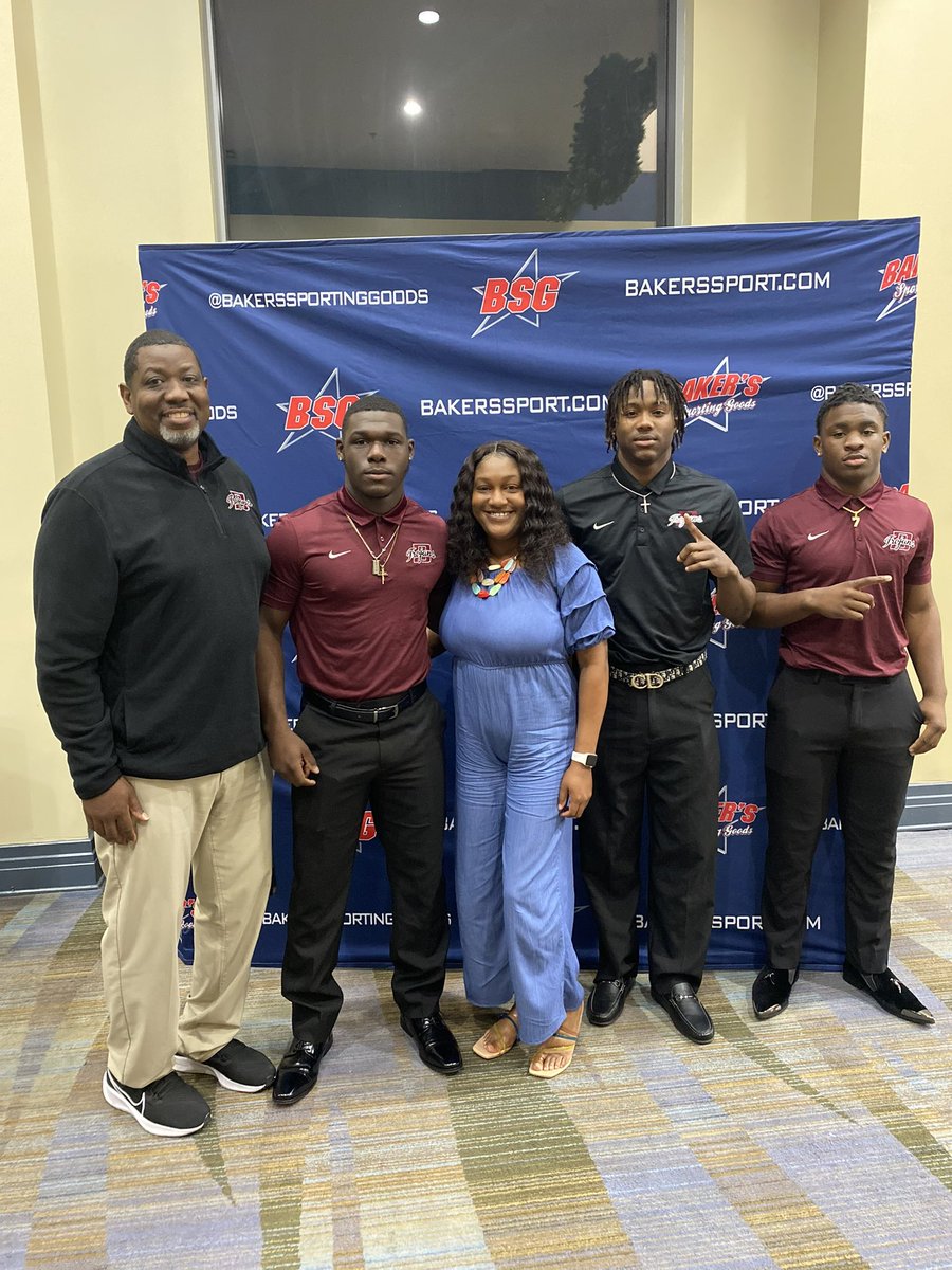 Kam_Davis24's tweet photo. Very THANKFUL to be NAMED and RECOGNIZED as the offensive player of the year by @itgnext. @harrison2121 @ChadSimmons_ @Mansell247 @247Sports @CoachNelsonFB @DoughertyHigh @DemetricDWarren https://t.co/boCdpHJFEr
