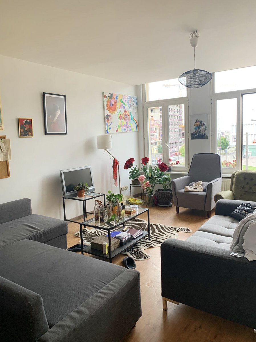 Fl0rence_va's tweet photo. YO twitter! Ik ben op zoek naar nieuwe huurders voor ons appartement op het eilandje (Londenstraat)! Het is een heel ruim appartement met 3 slaapkamers, perfect voor cohousing 👩‍👩‍👦 

Contact via IG (flrncx) of email (florence.van.audenrode@hotmail.com) 
RT = geslaagd op ALLES 🥳 https://t.co/43NK3GnMje
