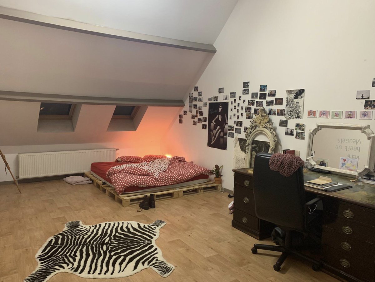 Fl0rence_va's tweet photo. YO twitter! Ik ben op zoek naar nieuwe huurders voor ons appartement op het eilandje (Londenstraat)! Het is een heel ruim appartement met 3 slaapkamers, perfect voor cohousing 👩‍👩‍👦 

Contact via IG (flrncx) of email (florence.van.audenrode@hotmail.com) 
RT = geslaagd op ALLES 🥳 https://t.co/43NK3GnMje