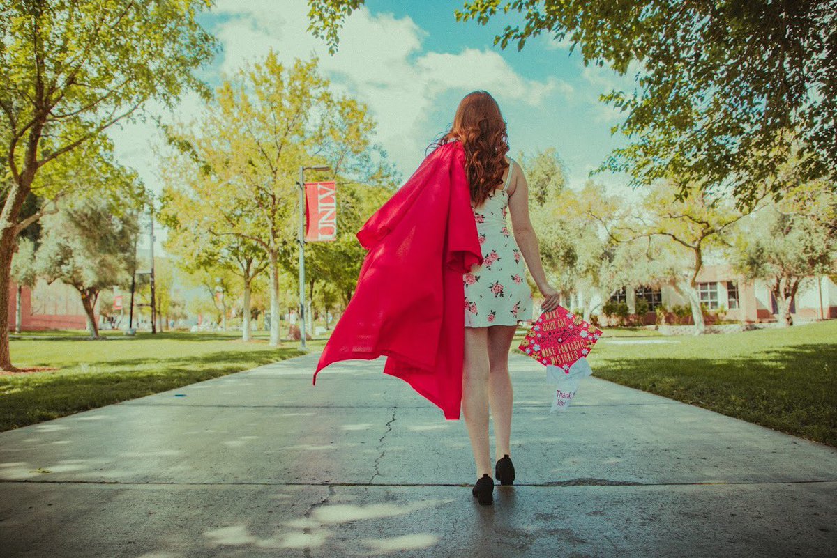 Cambriadel's tweet photo. How it started vs how it’s going @unlv #unlvgrad https://t.co/aeFRIoNC1c