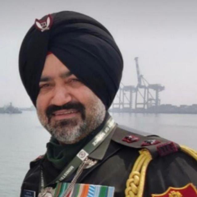 chauhan_shokin's tweet photo. Lt Col Harjinder Singh who died along with CDS, in the helicopter crash, was commissioned under my command. He was my Adjutant and a fabulous officer. I will miss you, my ever smiling Harry. May you Rest in Peace https://t.co/XsxV95Vijo