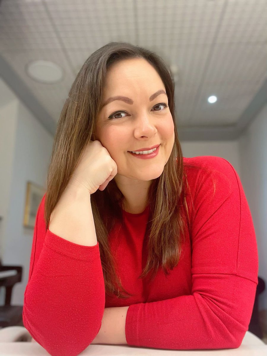 EleonoraBuratto's tweet photo. Buona Immacolata, da #Madrid! Vi immagino alle prese con le decorazioni e l’albero… io per il momento di natalizio ho solo qualche abito rosso (il mio colore preferito). Per il resto, prove, interviste e vita da #primadellaprima . Sarò presto in scena come #Mimì al @Teatro_Real https://t.co/ZMWT9wdl5s