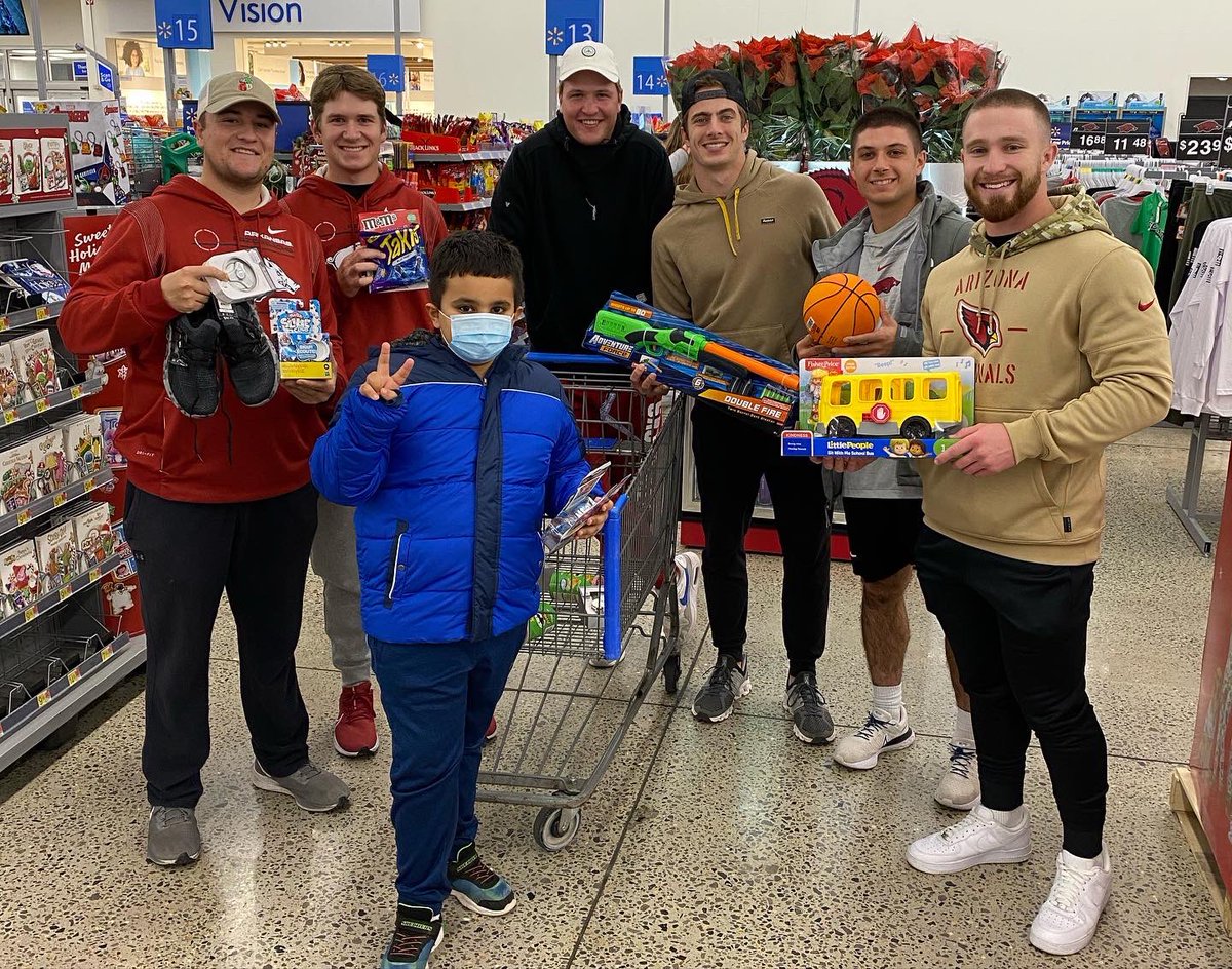 RazorbackSADev's tweet photo. Shop with the Razorbacks 2021 🎁🐗🎉 

All 15 teams participated in donating over $1,700 to escort local elementary school students around Walmart to shop for holiday gifts!

#ServeAsOneRazorback https://t.co/83JJnhqWYa