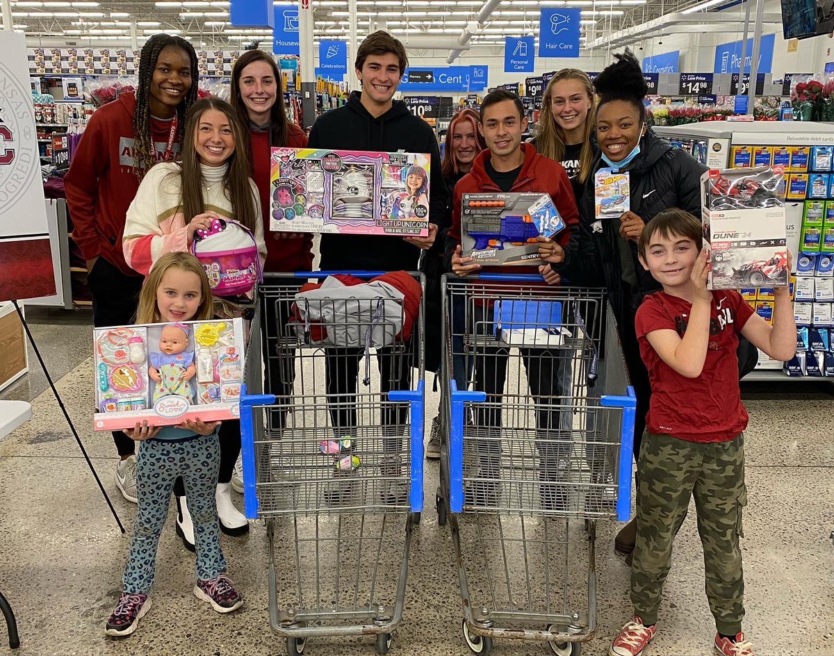 RazorbackSADev's tweet photo. Shop with the Razorbacks 2021 🎁🐗🎉 

All 15 teams participated in donating over $1,700 to escort local elementary school students around Walmart to shop for holiday gifts!

#ServeAsOneRazorback https://t.co/83JJnhqWYa
