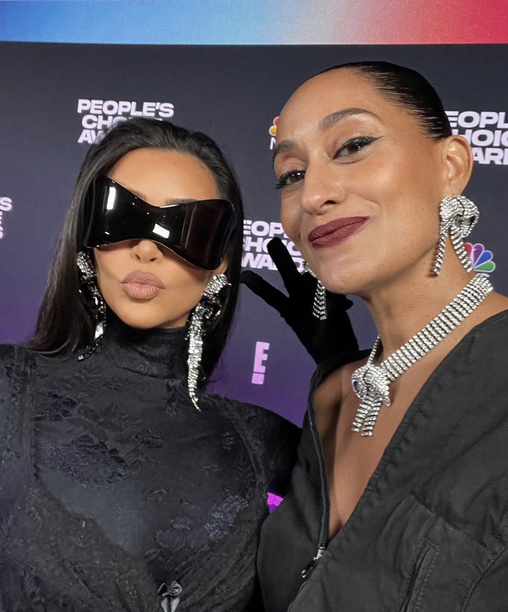 KimKardashian's tweet photo. People’s Choice Award! https://t.co/hQd53kMOIT