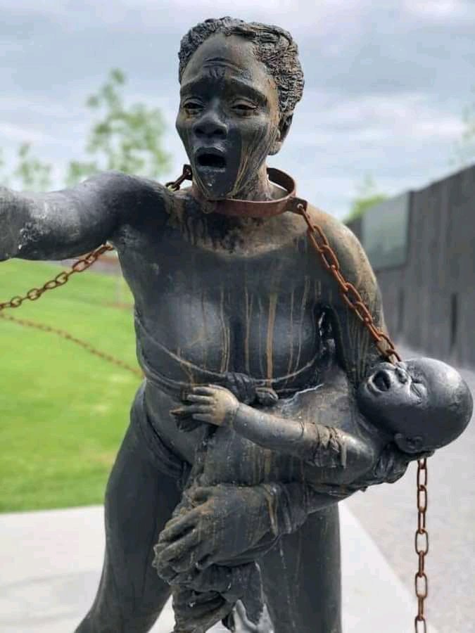 shepherd_yuda's tweet image. This is a perfect portrait of Mary Chiwenga. @edmnangagwa and @nickmangwana are quite whilst Constantino Chiwenga  @Chinamasa_PA  @zanupf_patriots @zanupfuk and @ZANUPF_Official are abusing a woman, a mother similar ro anyone's mother.