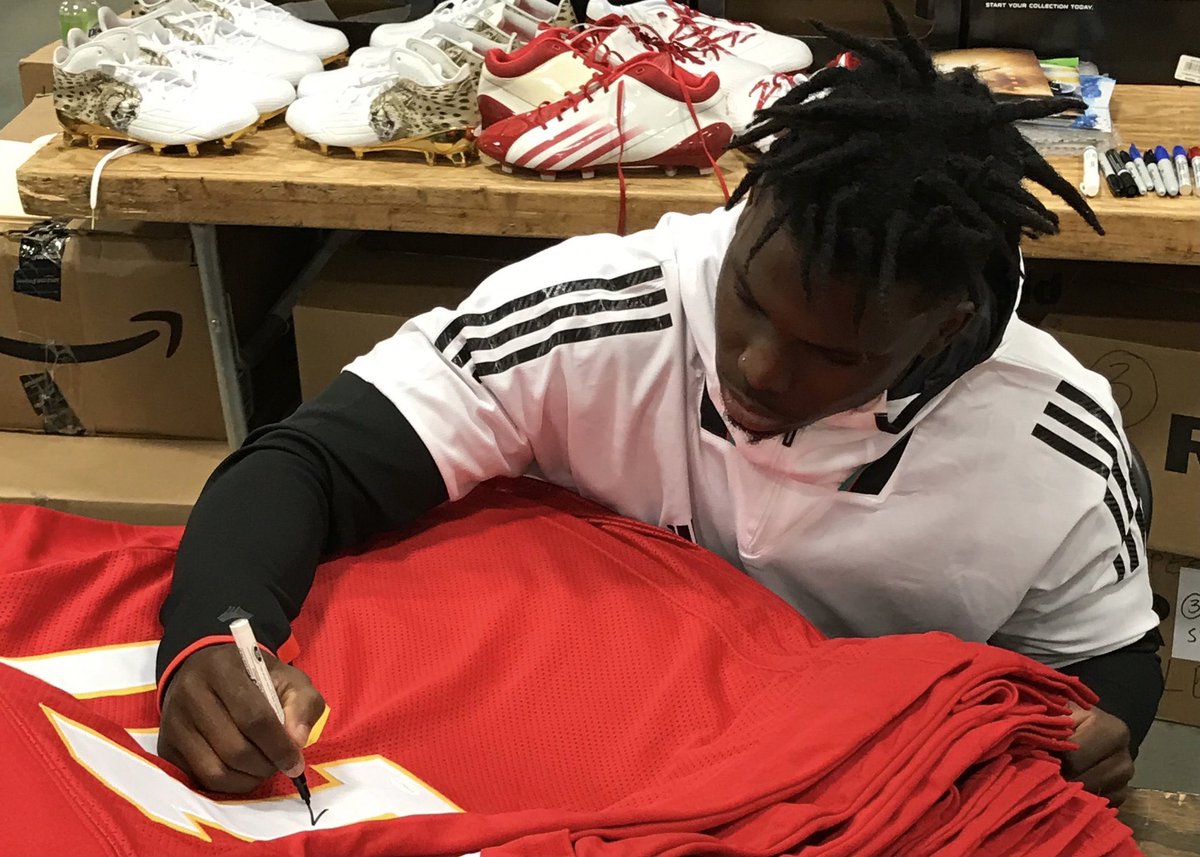 🚨🚨We've teamed up with <a href="/TSEKansasCity/">Total Sports Kansas City</a> to give away a SIGNED Tyreek Hill jersey. To enter: 

1. Retweet this
2. Follow <a href="/TSEKansasCity/">Total Sports Kansas City</a> 
3. Be subscribed to the Arrowhead Addict Youtube: 

youtube.com/arrowheadaddic…

You have until next Wednesday at 10 central. Good luck! 🚨🚨