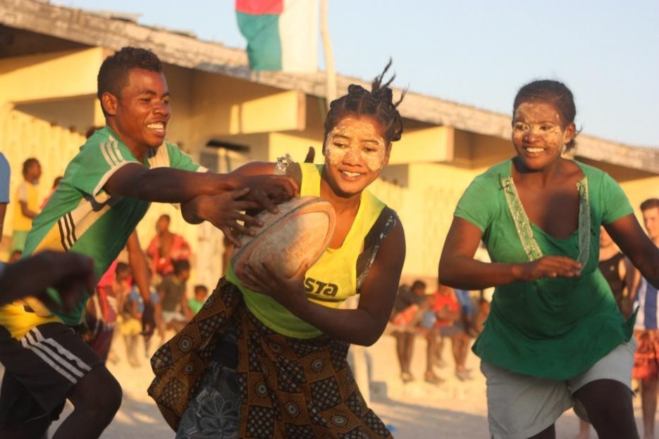 #Impact2024 International co-financé par <a href="/Paris2024/">Paris 2024</a> &amp; l'<a href="/AFD_France/">Agence Française de #Développement (AFD) 🇫🇷 🇪🇺</a>

A travers ALAFIA, <a href="/terresenmelees/">Terres en Mêlées</a> #Madagascar veut favoriser l’émancipation des jeunes filles à travers un programme d’éducation au développement par le rugby 🏉

sportencommun.org/projets/alafia…

#sportencommun